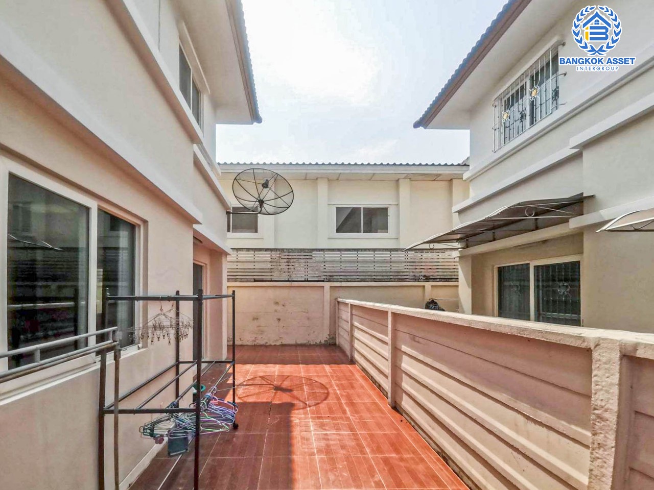 *****บ้านเดี่ยวมือสอง ม.ธารา ราชพฤกษ์-ปิ่นเกล้า บ้านสวย พร้อมอยู่ เนื้อที่ 55.8 ตร.ว. ฟังก์ชัน 3 ห้องนอน 3 ห้องน้ำ 2 ที่จอดรถ แถมฟรี !!! เครื่องปรับอากาศ 3 เครื่อง บนทำเลเชื่อมสู่ถนนกาญจนาภิเษก ใกล้รถไฟฟ้าสายสีแดง "สถานีตลิ่งชัน" และจุดขึ้นทางด่วน "ศรีรัช"รายล้อมด้วยสิ่งอำนวยความสะดวกครบครัน